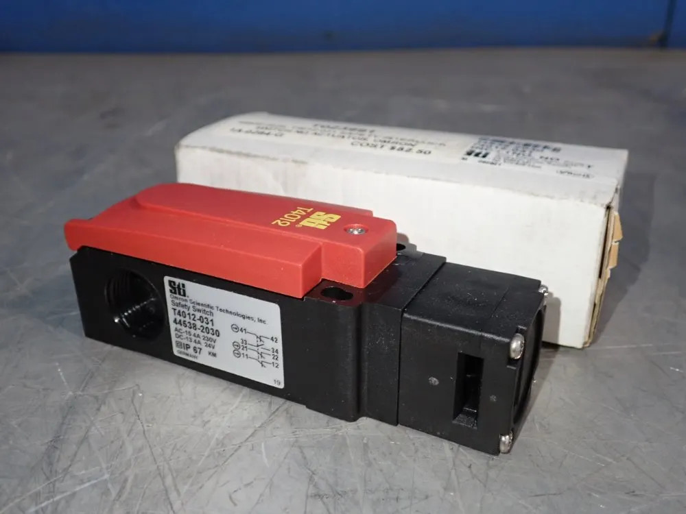 OMRON T4012-031  SAFETY SWITCH  12250270237
