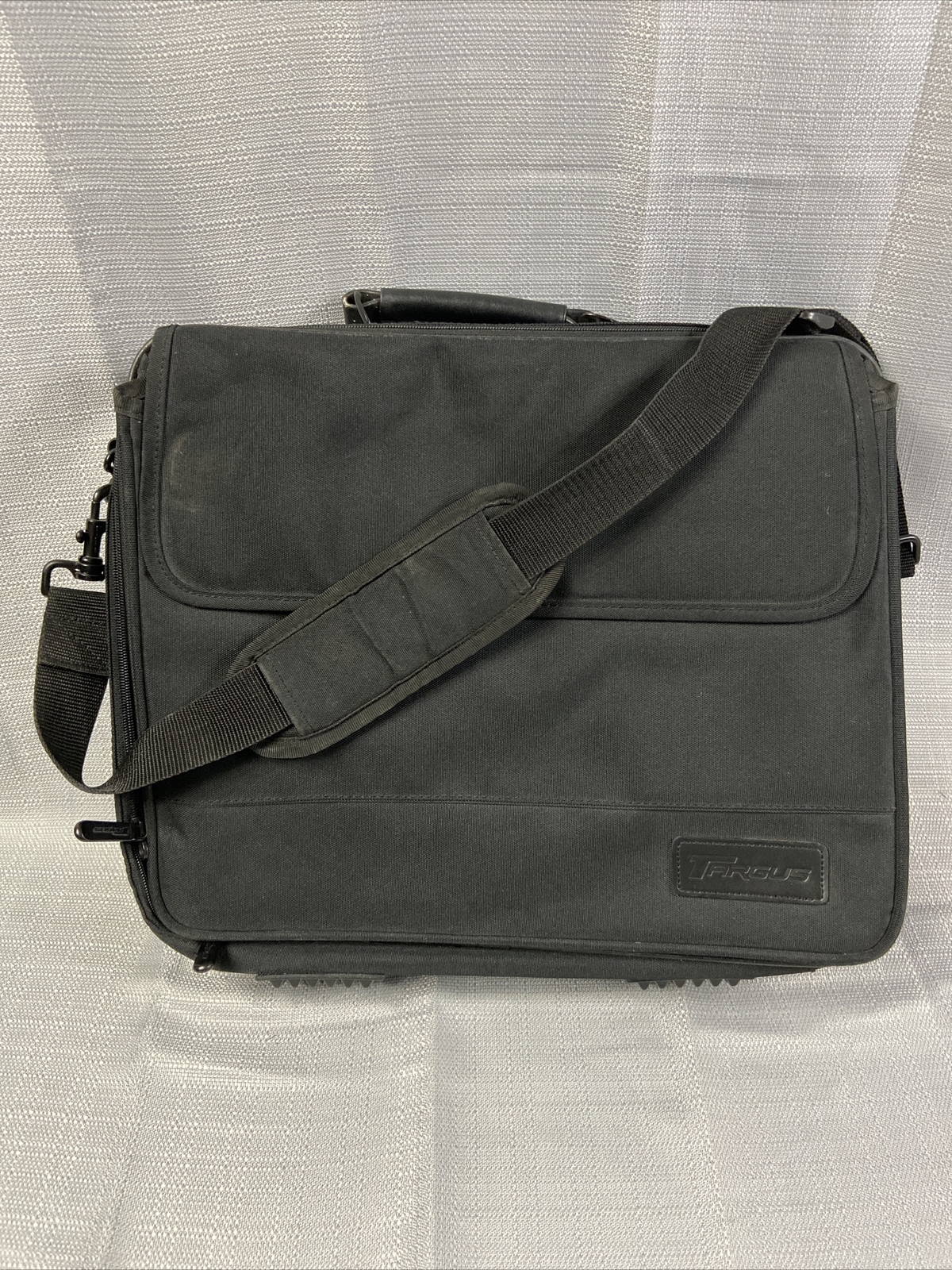 USED TARGUS Premium Nylon 13" Laptop Carrying Case w/ Padded Shoulder Strap