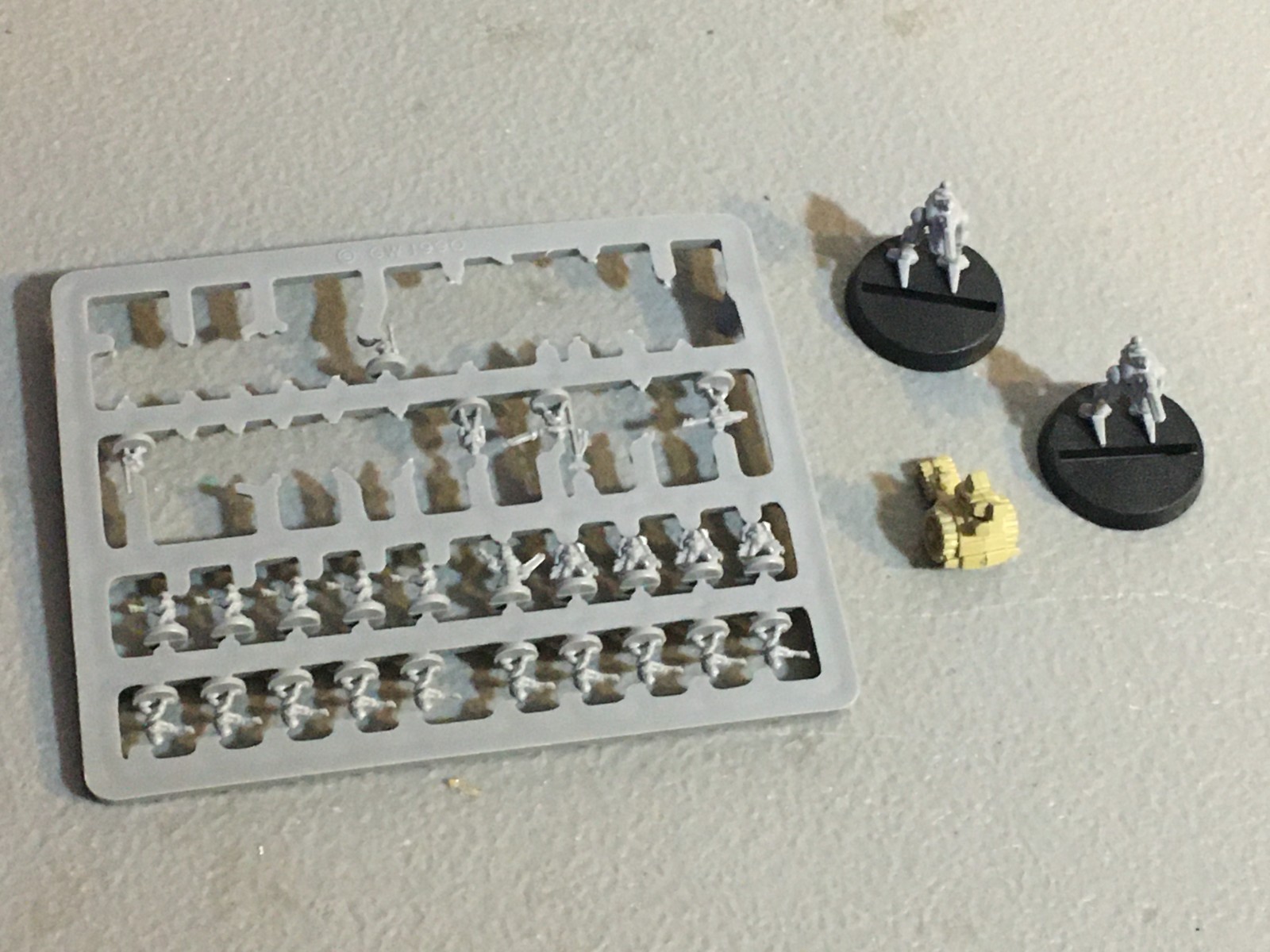 A33239 EPIC WARHAMMER 40K IMPERIAL GUARD IG PARTIAL SPRUE W THUDD & SENTINEL GW