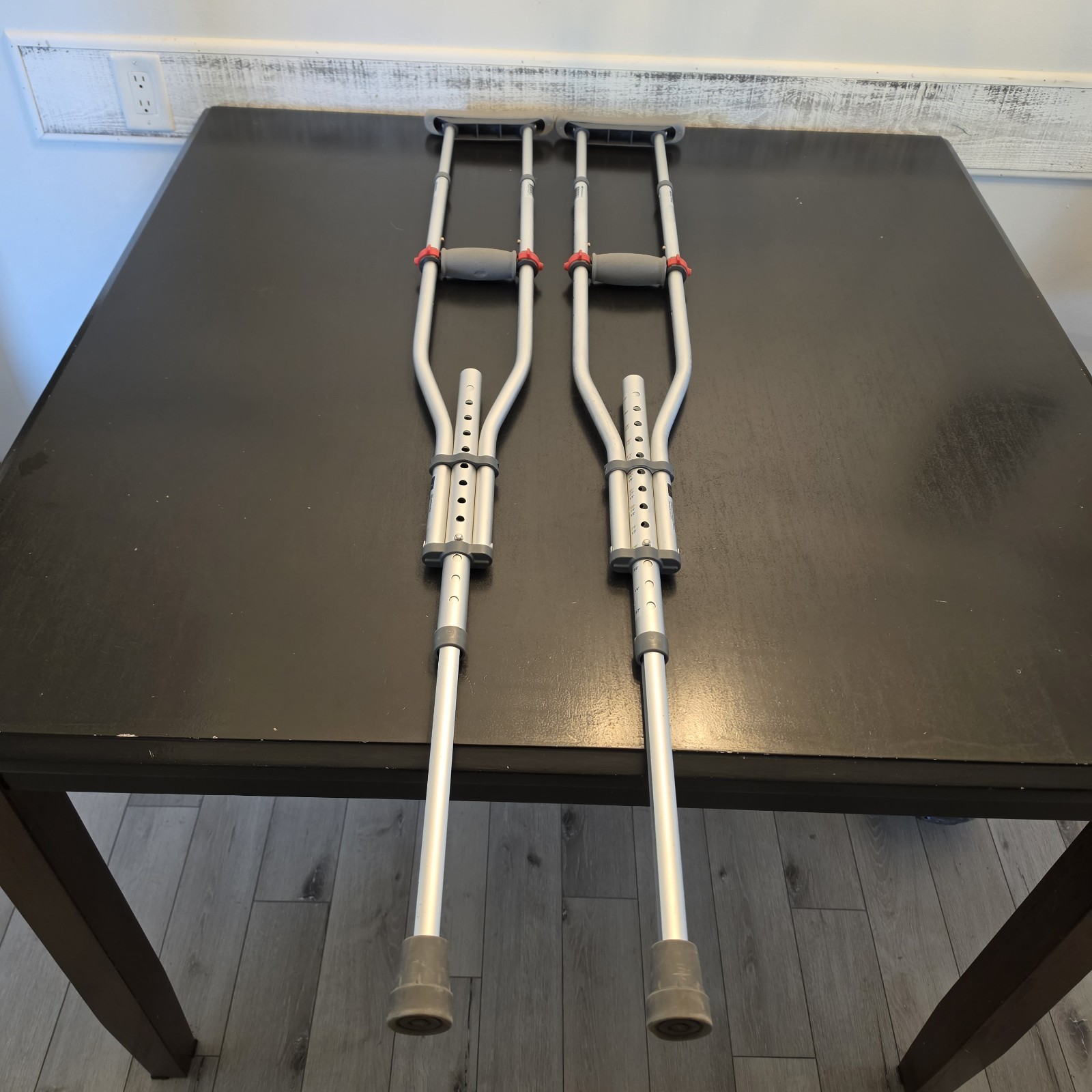 Medline Aluminum Adult Underarm Crutches for Persons 5.11 to 6.7 ft Tall 300 lbs