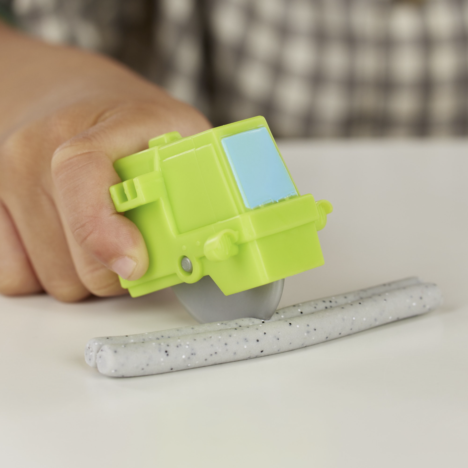 Play-Doh Wheels Crane and Forklift, Cement Buildin' Compound + 2 Colors (6 oz)