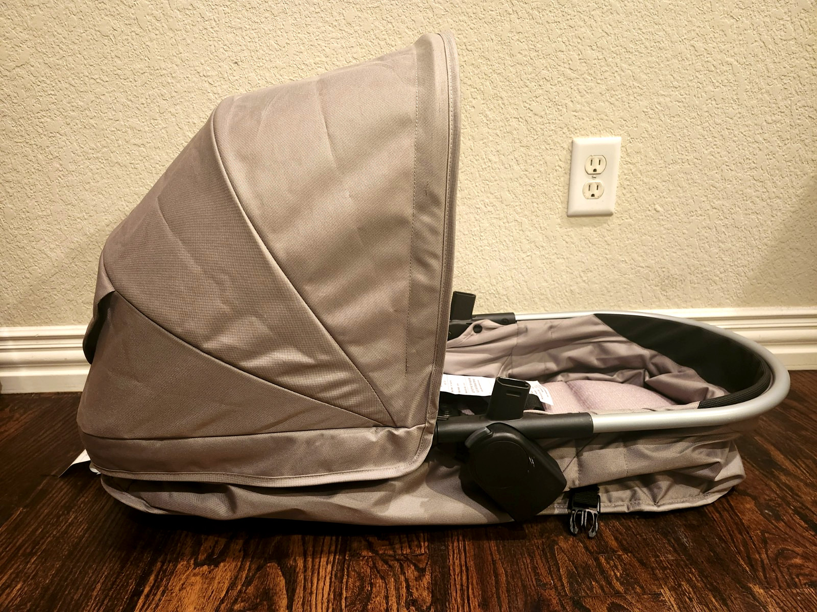 NEW - Evenflo Pivot Modular Travel System Sandstone BASSINET ONLY