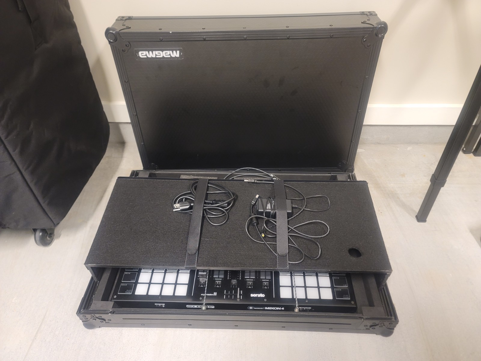 Reloop AMS-MIXON-4 Multicolor DJ Controller