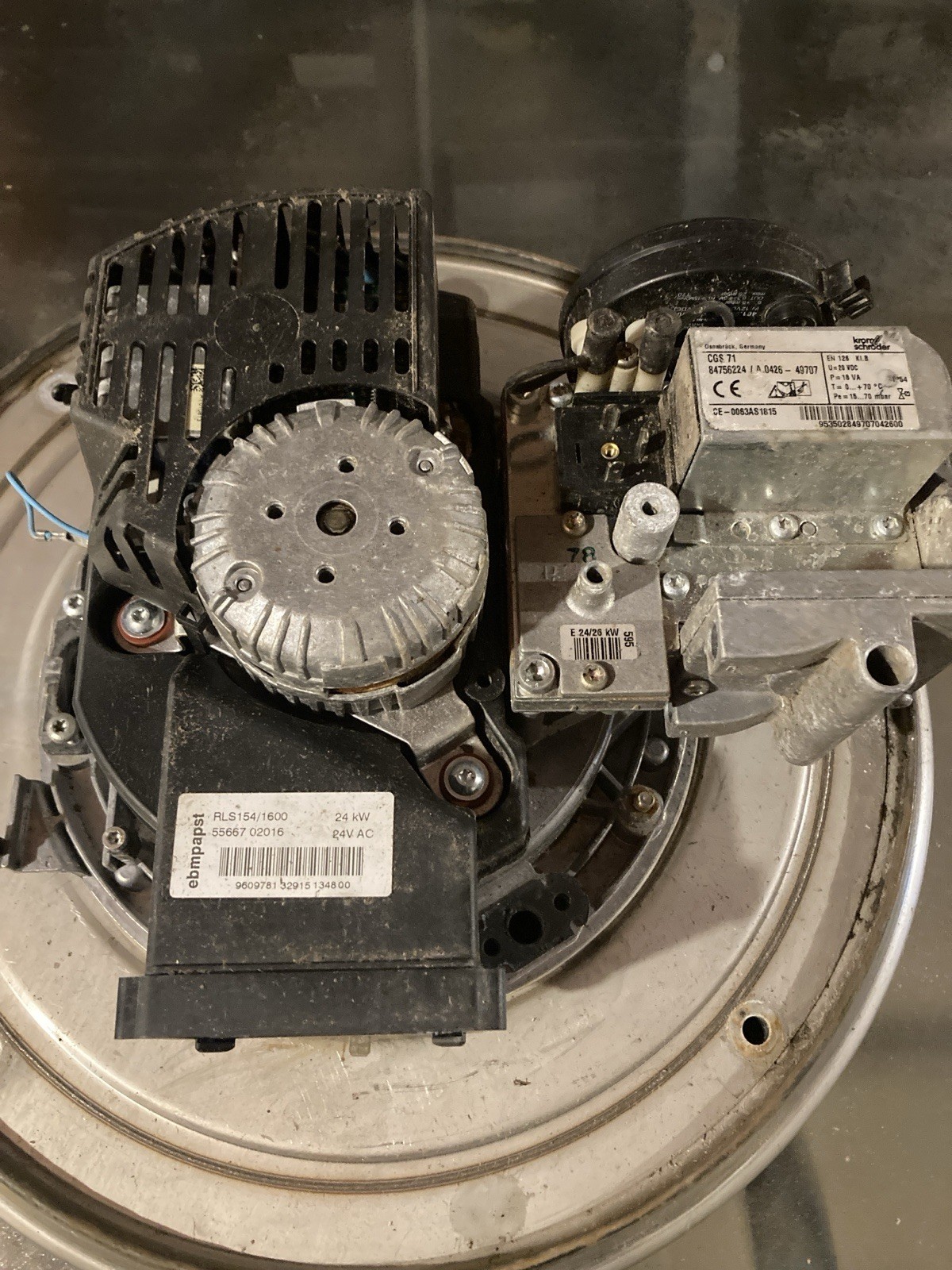 VIESSMANN Heat Exchanger, Inducer Blower/Radial Fan, Gas Valve lot  WB2B 6-24
