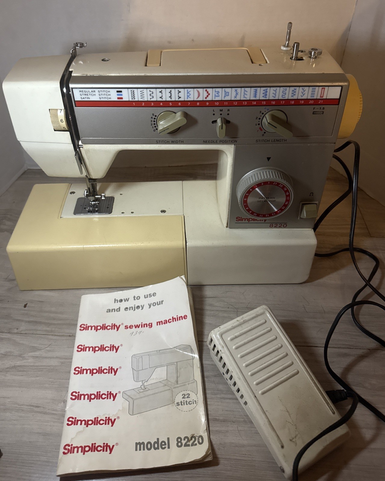 SIMPLICITY Sewing Machine Zig Zag 8220 W/Manual TESTED & Working