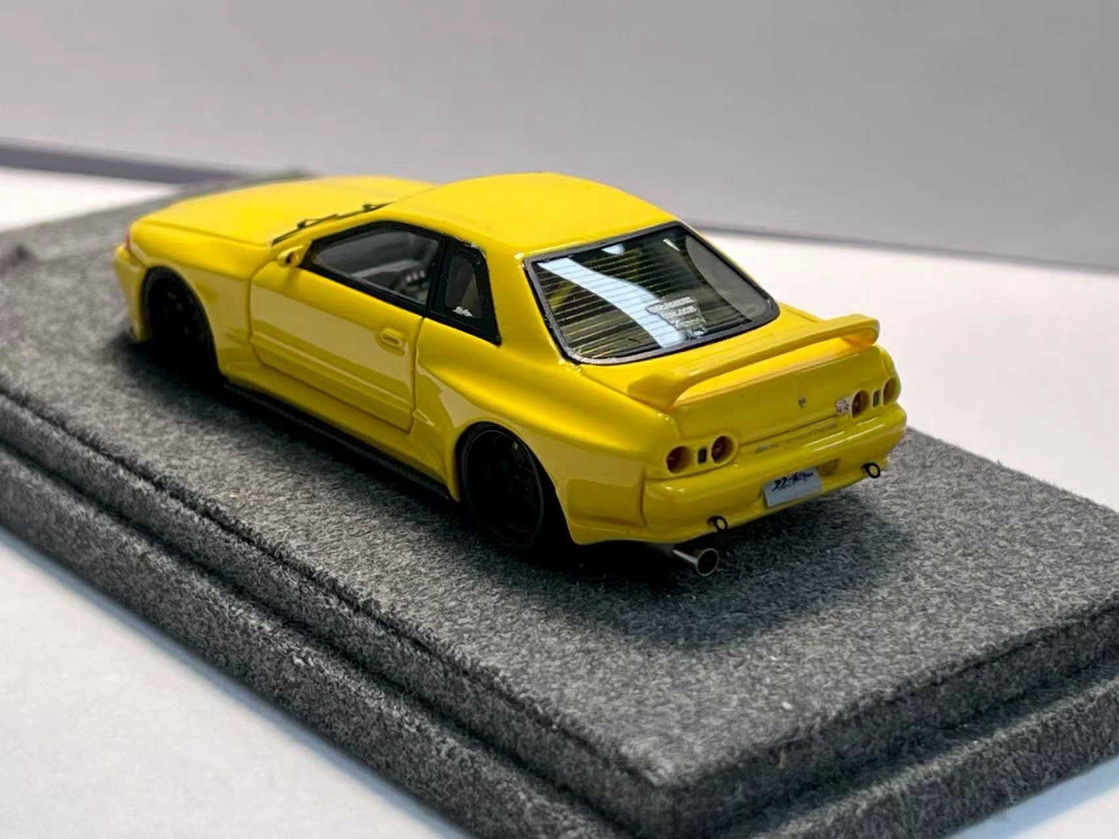 Guihu 1/64 Nissan R32 Widebody Yellow Resin-Ltd Ed Gem, Exclusive Flocking Base
