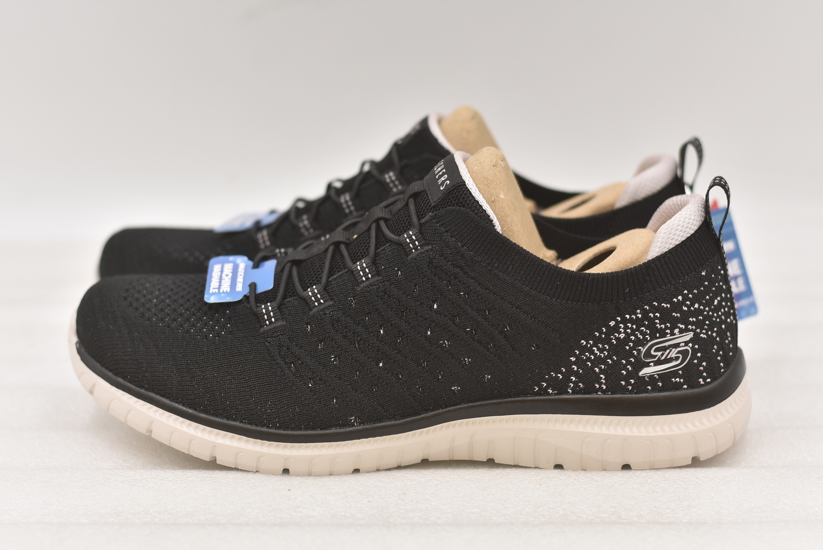 Women's Skechers Virtue- Show Runner Sneaker in Black/Pink SIze 9 Wide 104437