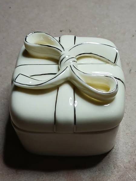 Porcelain gift Box 21/2" x 21/2" with top Bow.