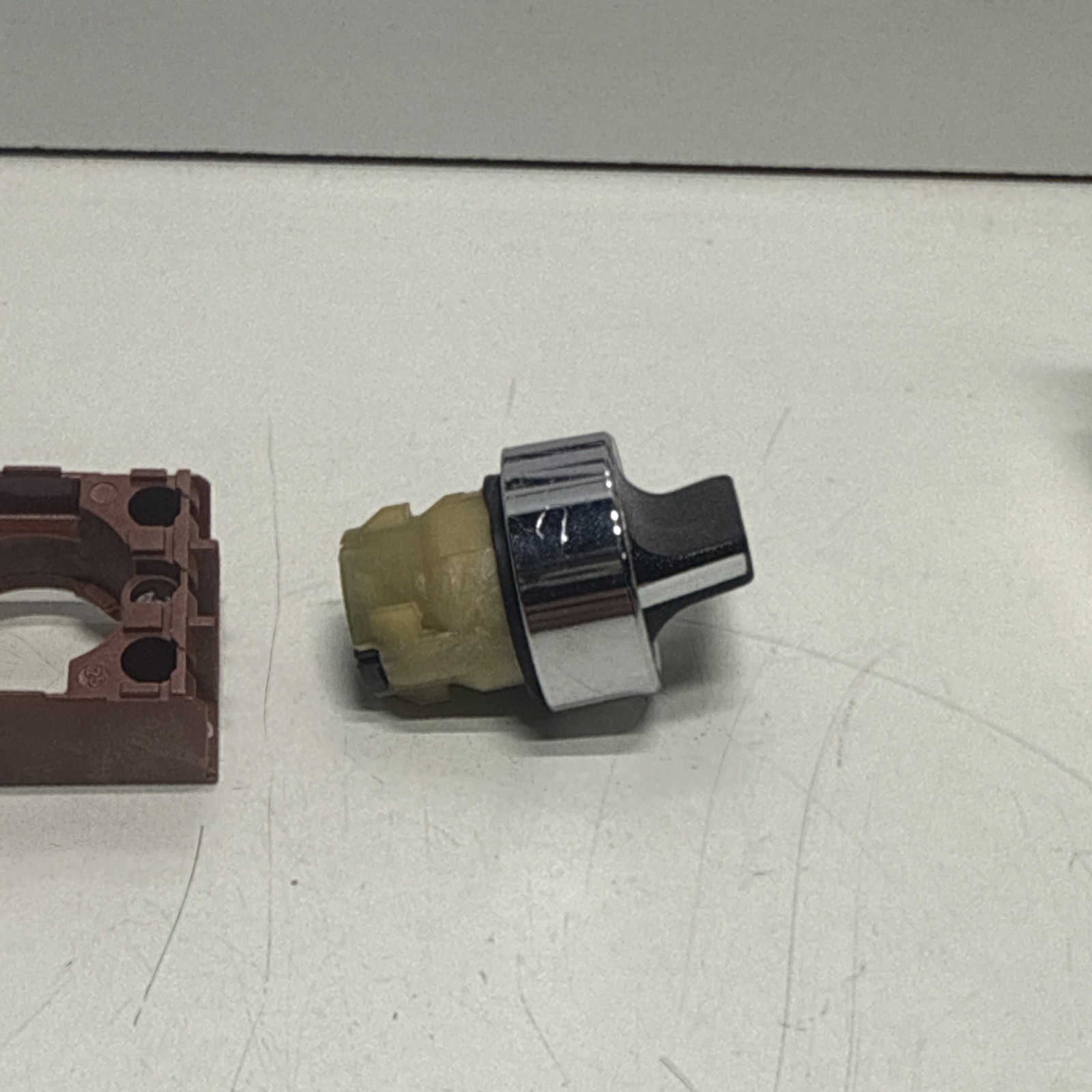 NEW SIEMENS 3SB02-2MKB 2 POSITION SELECTOR SWTCH 22MM BLACK
