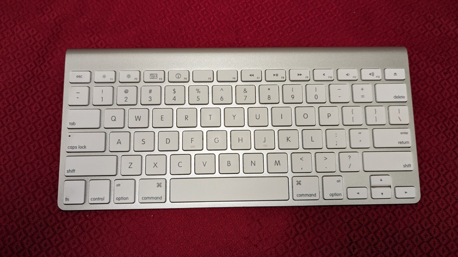 Apple Wireless Keyboard A1314 White Keys Aluminum Metal Original UNTESTED