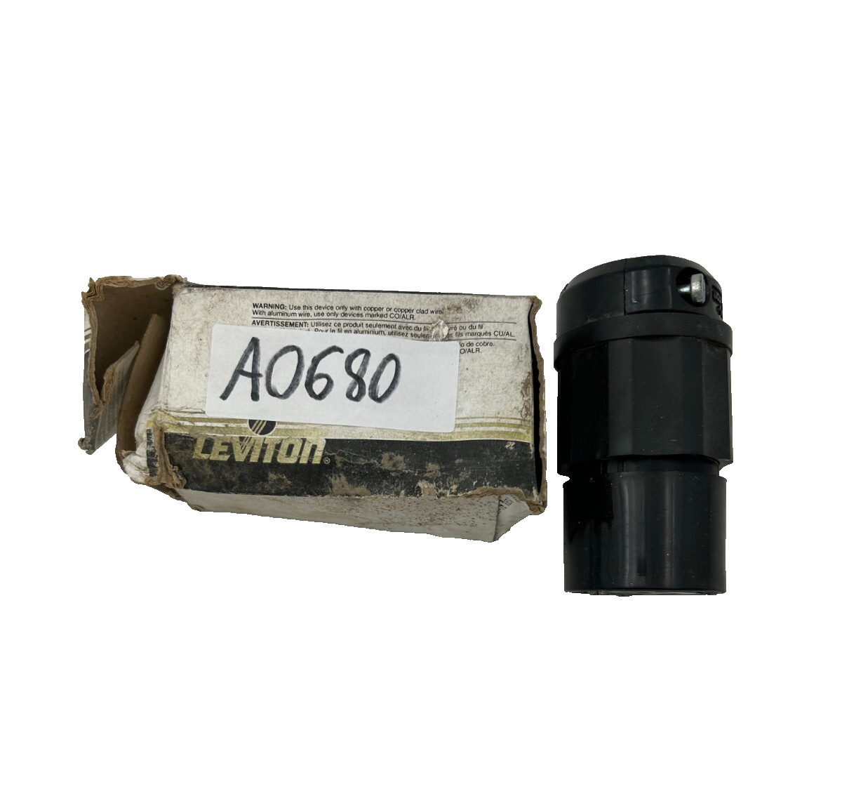 Leviton 2313-B Locking Connector Grounding