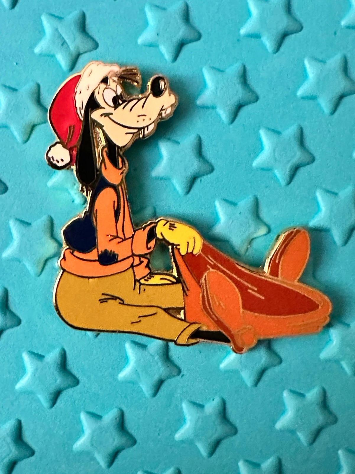 Limited Edition Goofy in Santa Hat pin.