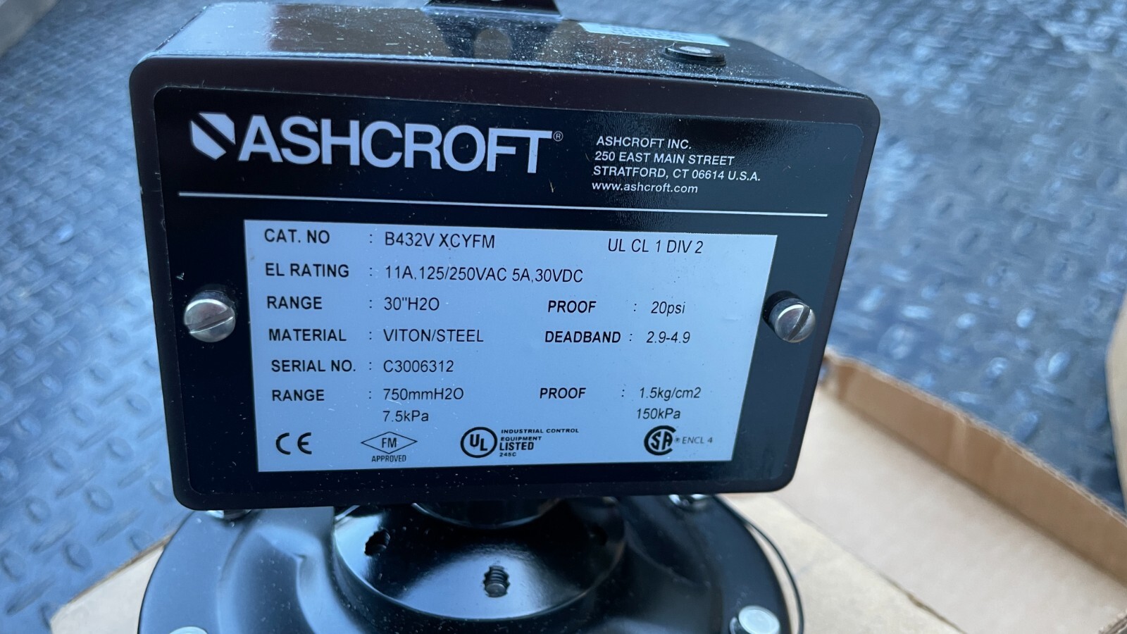 ASHCROFT B432V XCYFM 30" pressure switch 11A - Viton / Steel material