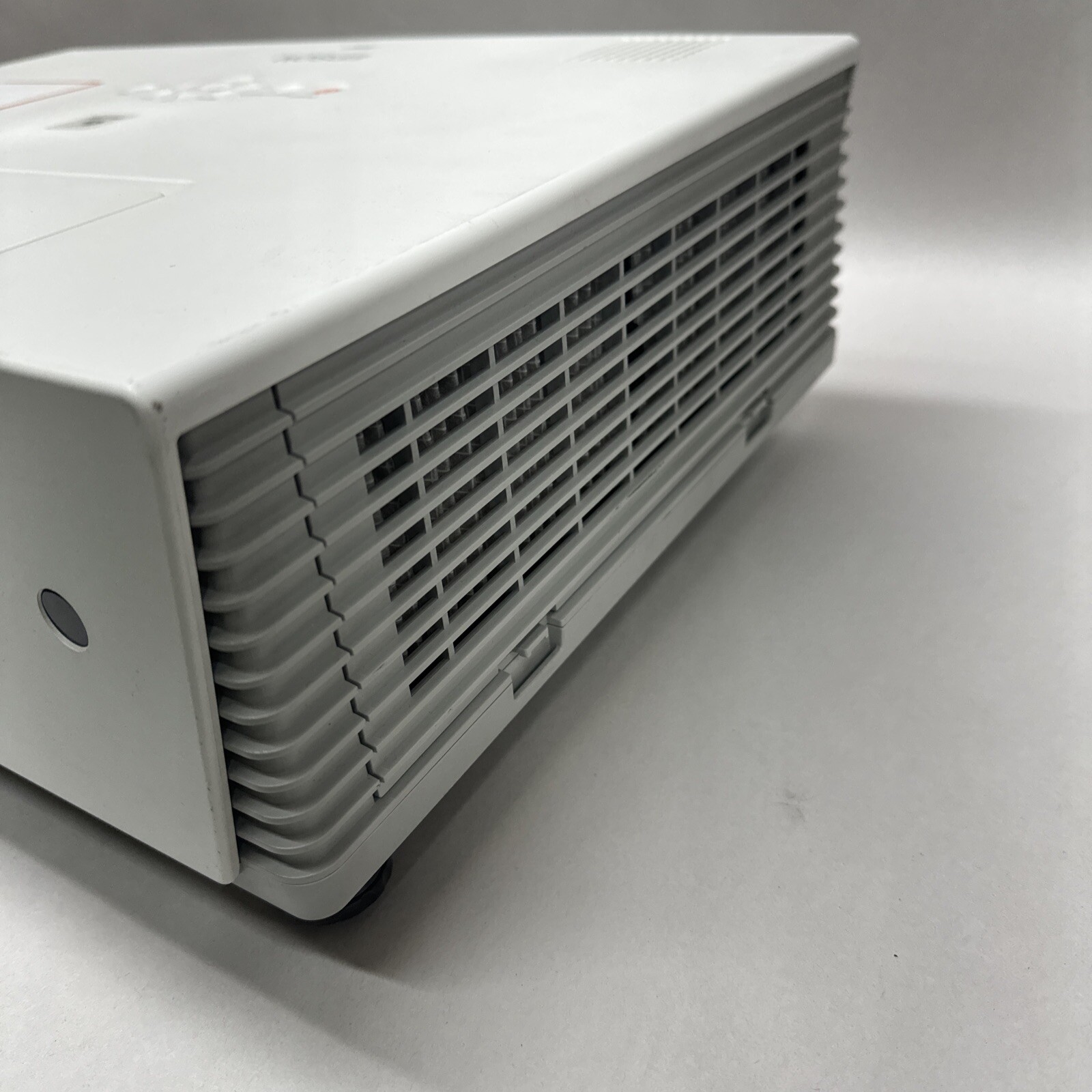 Epson PowerLite 6110i Projector LCD 3500 Lumens Variable Projector +Lamp & Cable