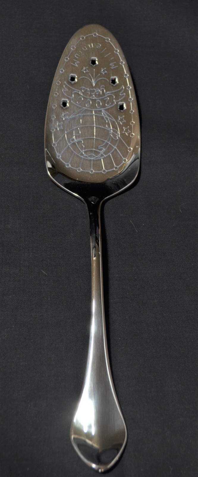 Oneida CAPELLO Stainless Pierced Millenium 2000 Years Pie Cake Server
