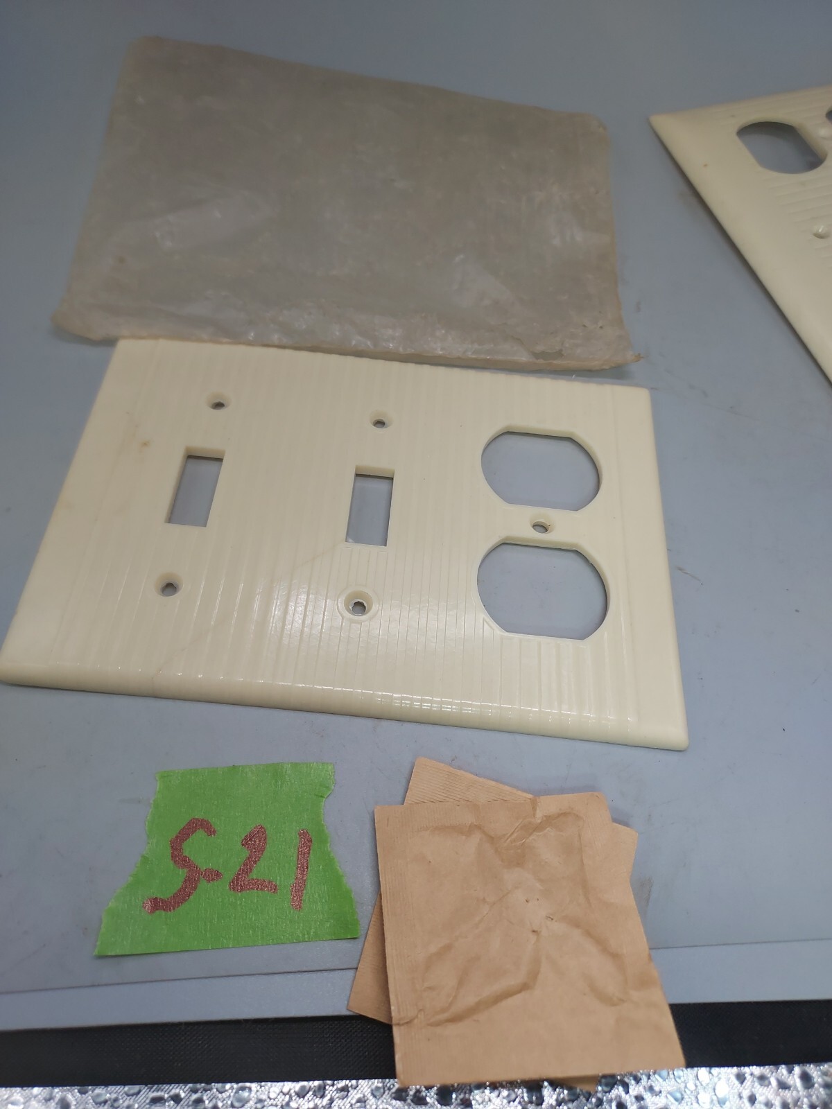 1 Ivory Vtg Ribbed Deco 3 Gang 2 Toggle 1 Outlet Combination Cover Plate S21 NOS