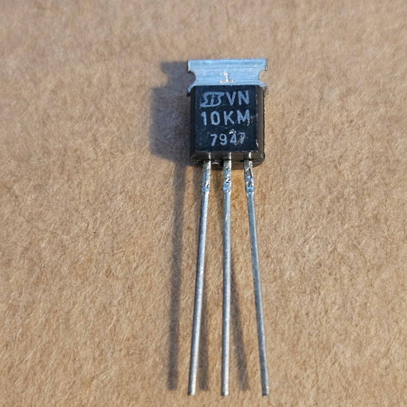 Lot of 10 x SILICONIX VN10KM MOSFET NOS N-Channel TO-92 Transistors