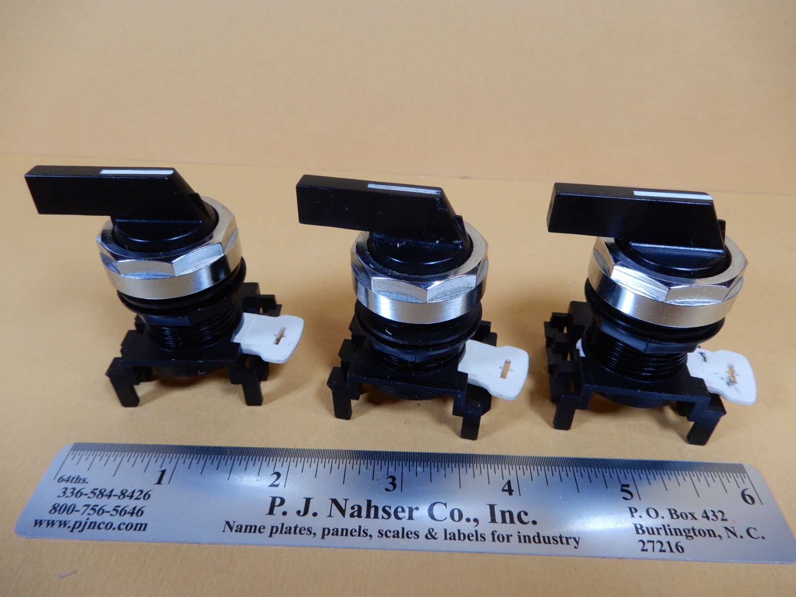 Cutler-Hammer Eaton E22V51 Selector Switch Operator & Contact Block Mount Qty 3