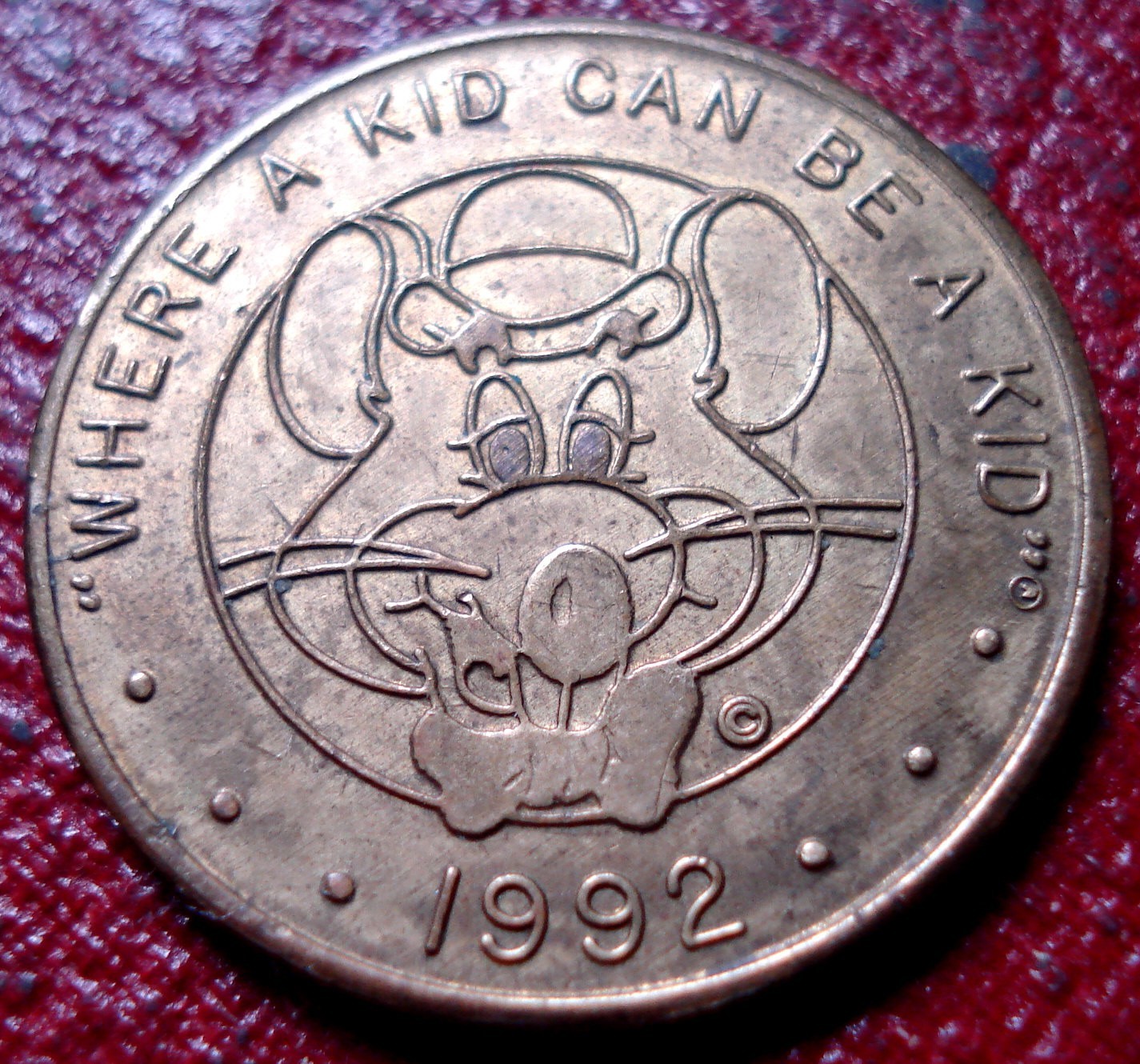1992 CHUCK E. CHEESE ARCADE TOKEN IN EF-AU CONDITION (TC-530037)