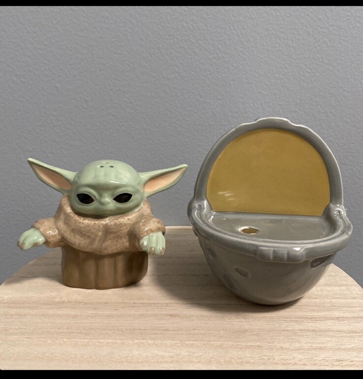 Star Wars Sculpted Ceramic Salt & Pepper Shakers Set Mandalorian Grogu Yoda