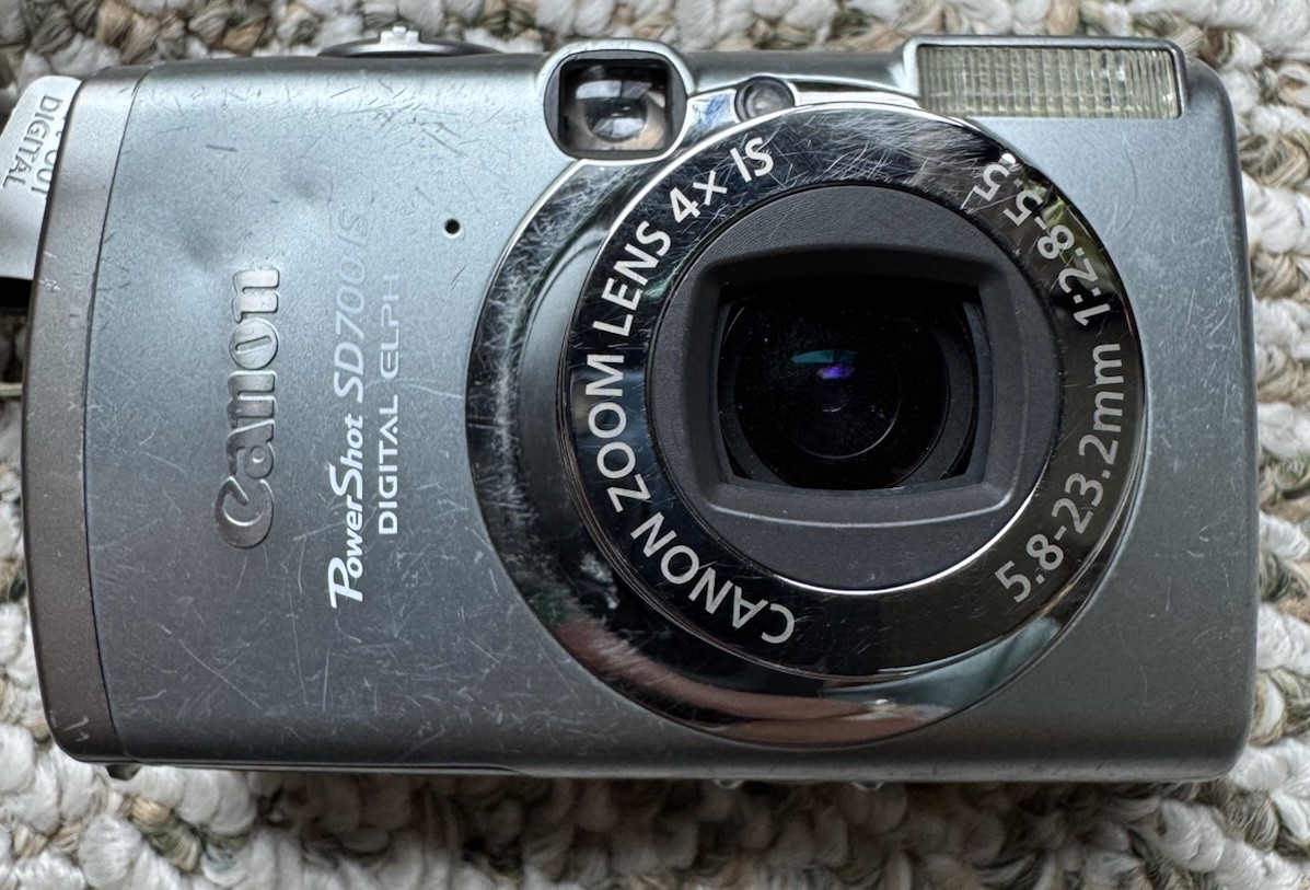 Canon PowerShot SD700 IS Camera Bundle with Case, Charger, Cables, Bag