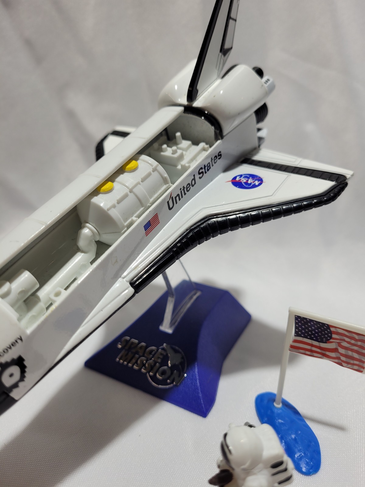 Space Shuttle - Astronauts and Display Stand Set1/200 Scale Diecast