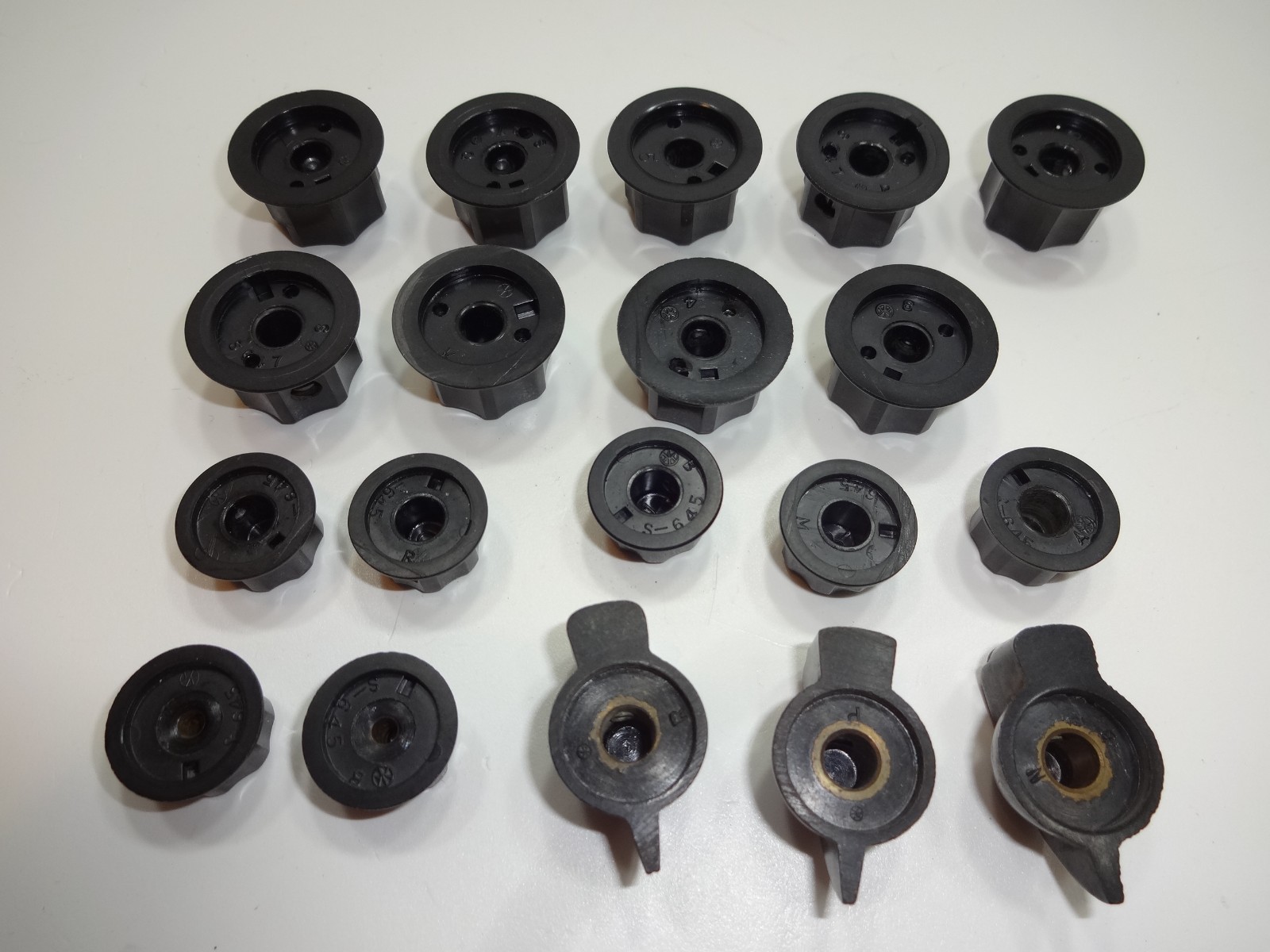 Lot of 25+10 Vintage Bakelite Daka-Ware Knobs 10 Chicken Head