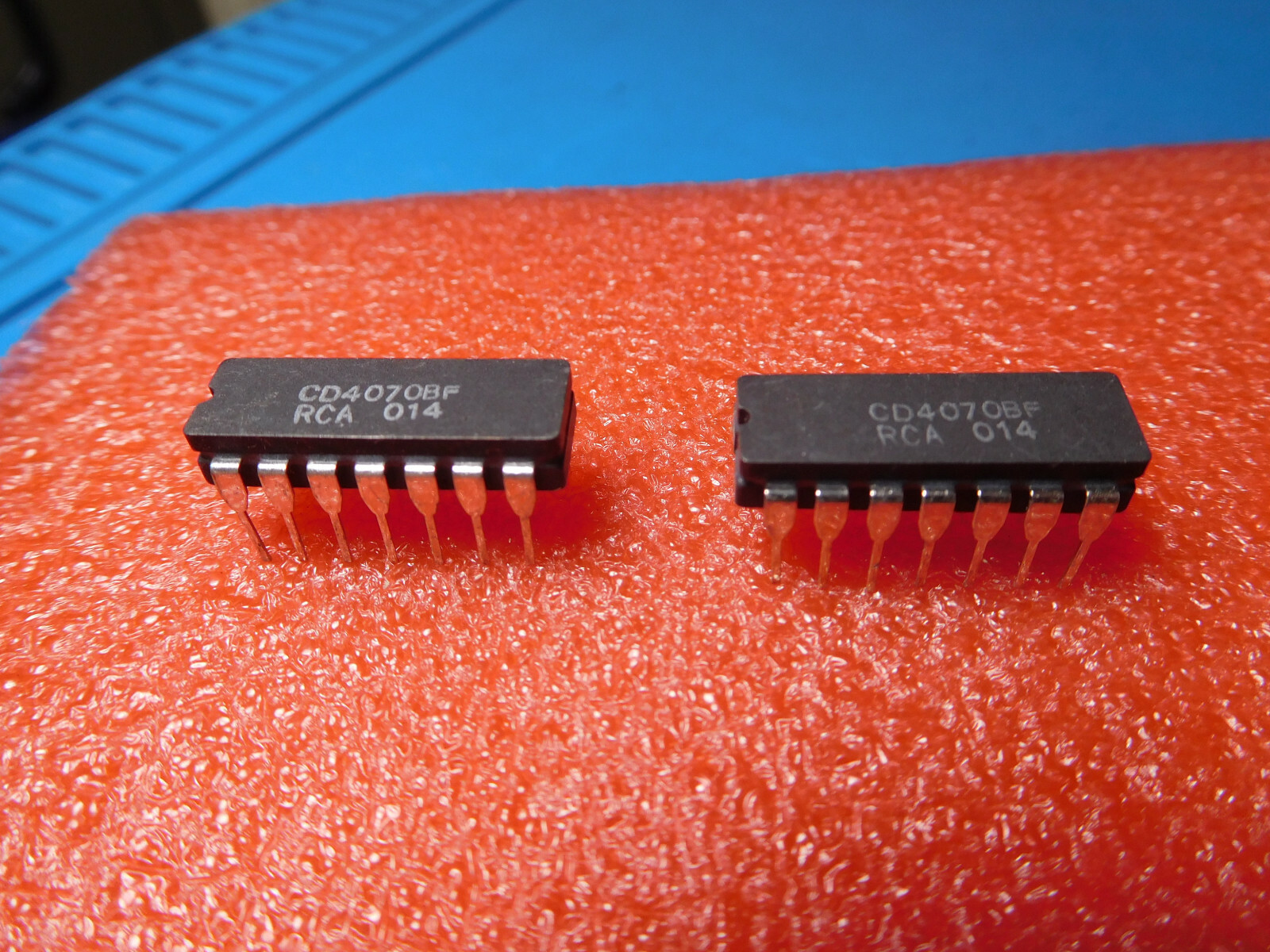 Lot of  2: RCA CD4070BF CD4070 DIP IC - Ceramic NOS. USA Seller, fast ship!