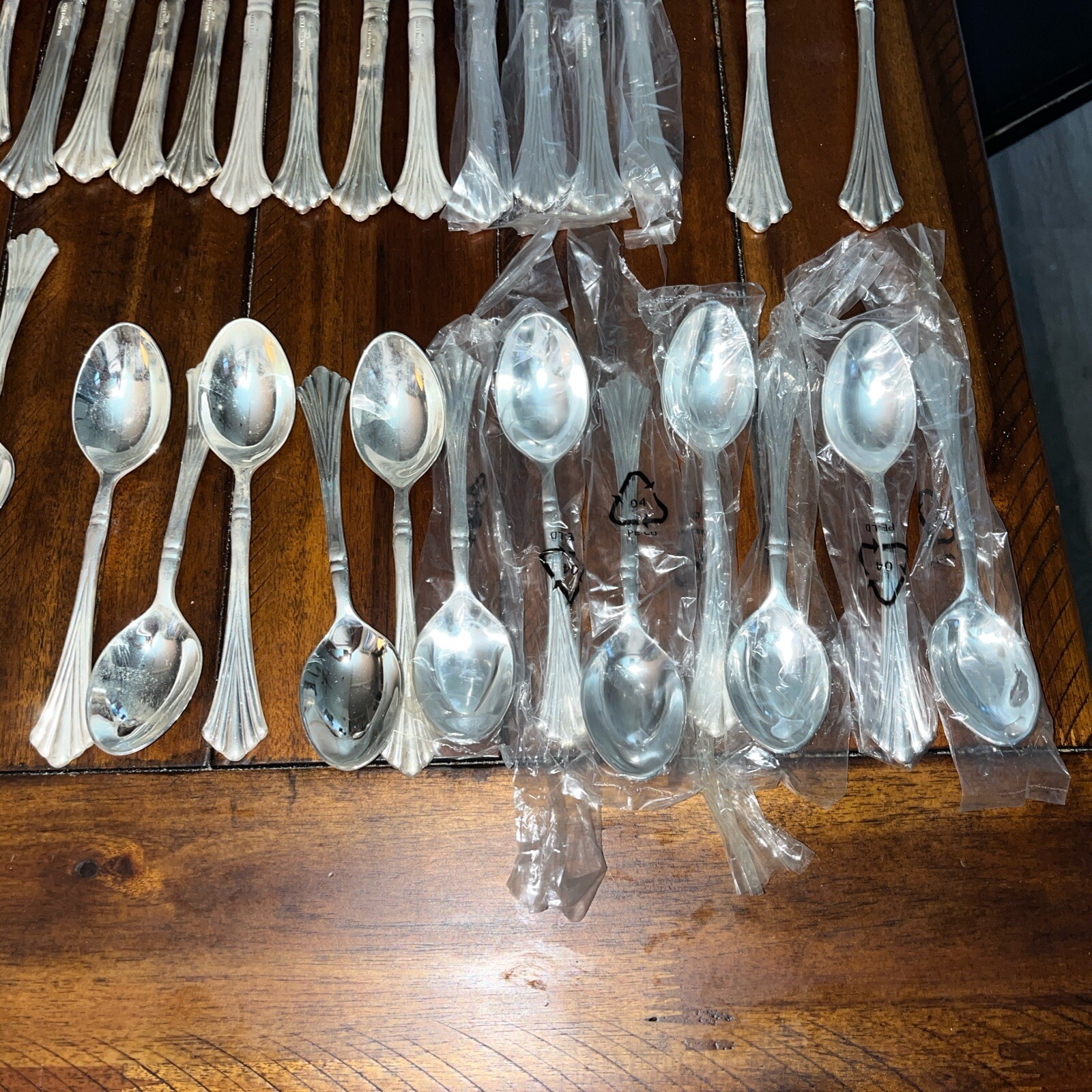 WM ROGERS & SON ROYAL PLUME 62 PIECE FLATWARE SET