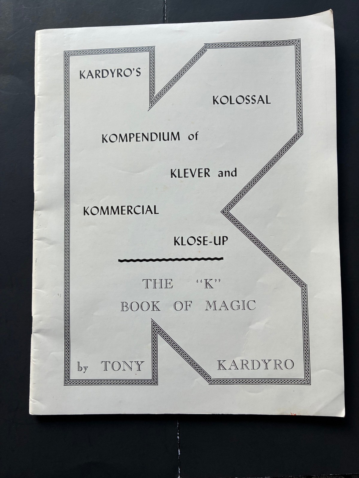 Kardyro, Tony: Kardyro's Kolossal Kompendium of Klever and Kommercial Klose-Up