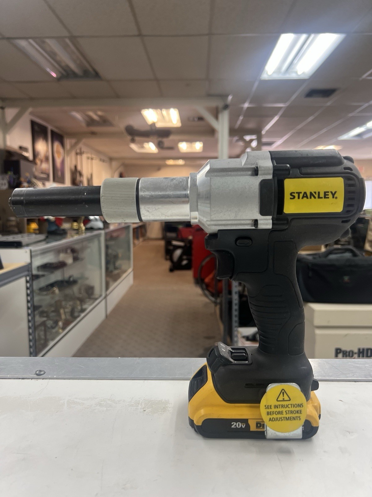 STANLEY PB2500N CORDLESS LOCKBOLT TOOL KIT W/ DEWALT BATTERY