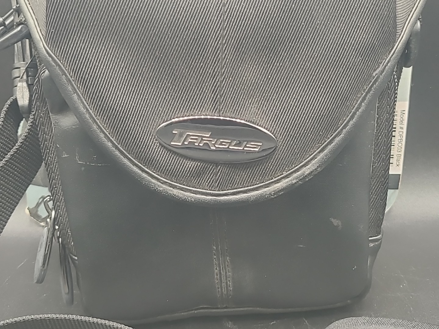 TARGUS DPBC03 UNIVERSAL CAMERA BAG Black faux leather shoulder strap 8"