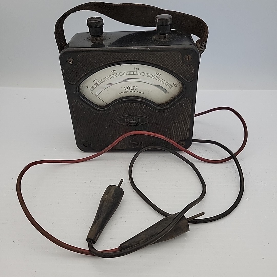 Westinghouse Style 701302-A Vintage AC Volts Meter, Bakelite Case - Read