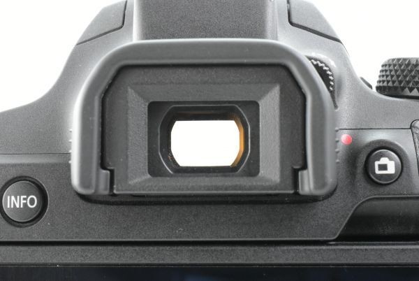 . Shutter count under 7000. Canon EOS Kiss X10i EF-S 18-55mm F3.5-5.6 IS STM