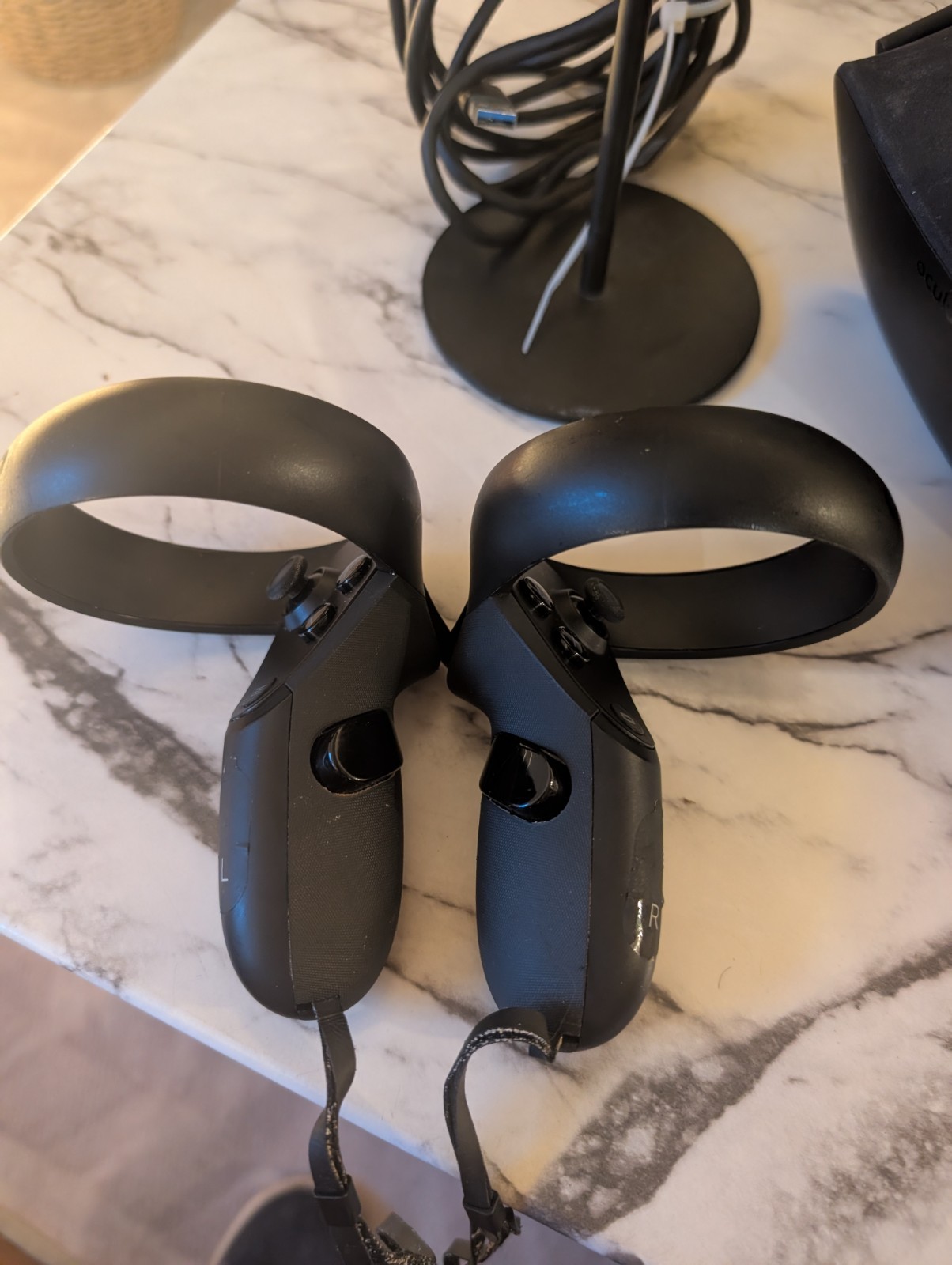 Oculus Rift CK1 PC-Powered VR Gaming Headset Wired With Controllers and sensors