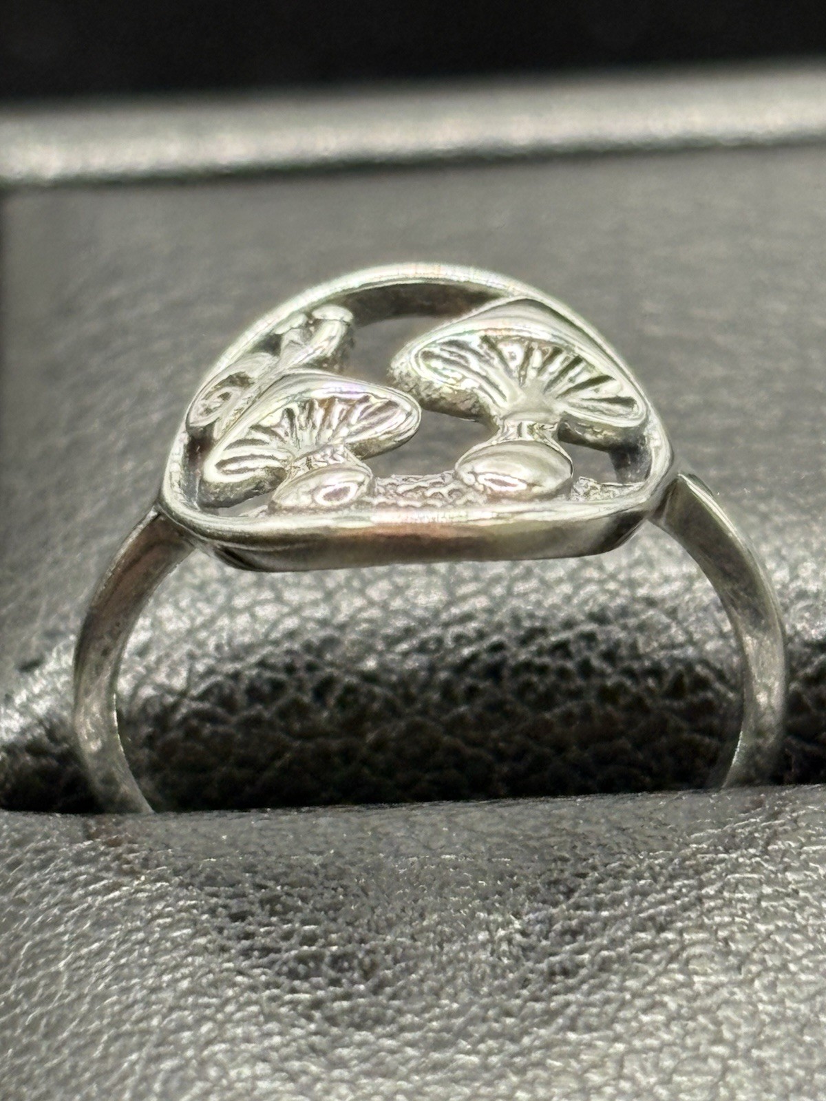 New Condition Sterling Silver Mushrooms Toe Ring 925 C31
