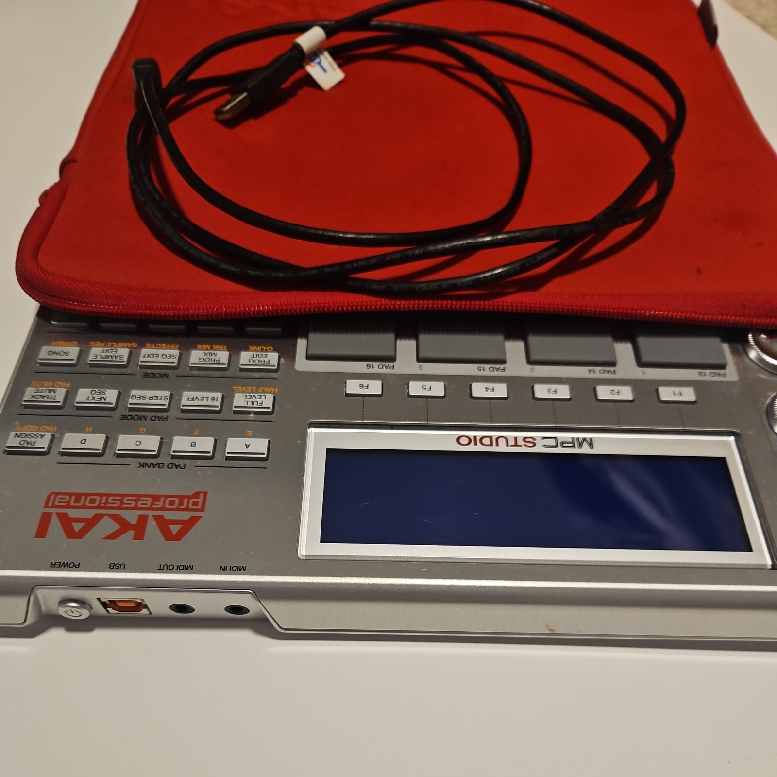 Akai Professional MPC Studio Silver with case USB & MIDI cord Tested