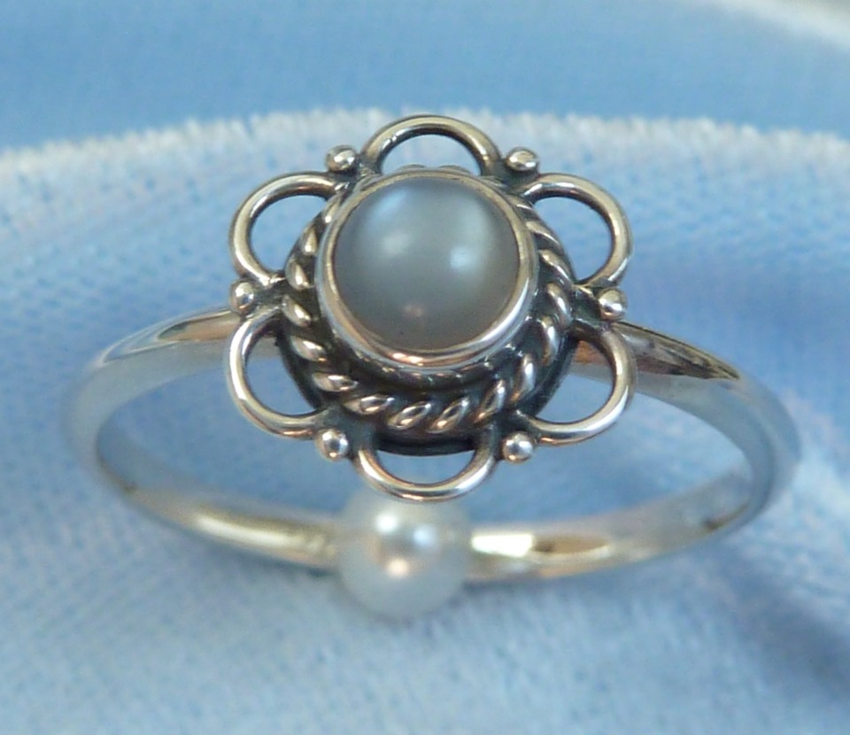 Beautiful Sterling Ring, 4mm Natural Moonstone, Konder #561