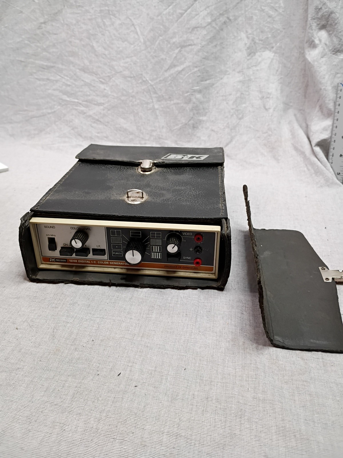 B&K Precision Model 1248 Digital I.C. Color Generator with cable