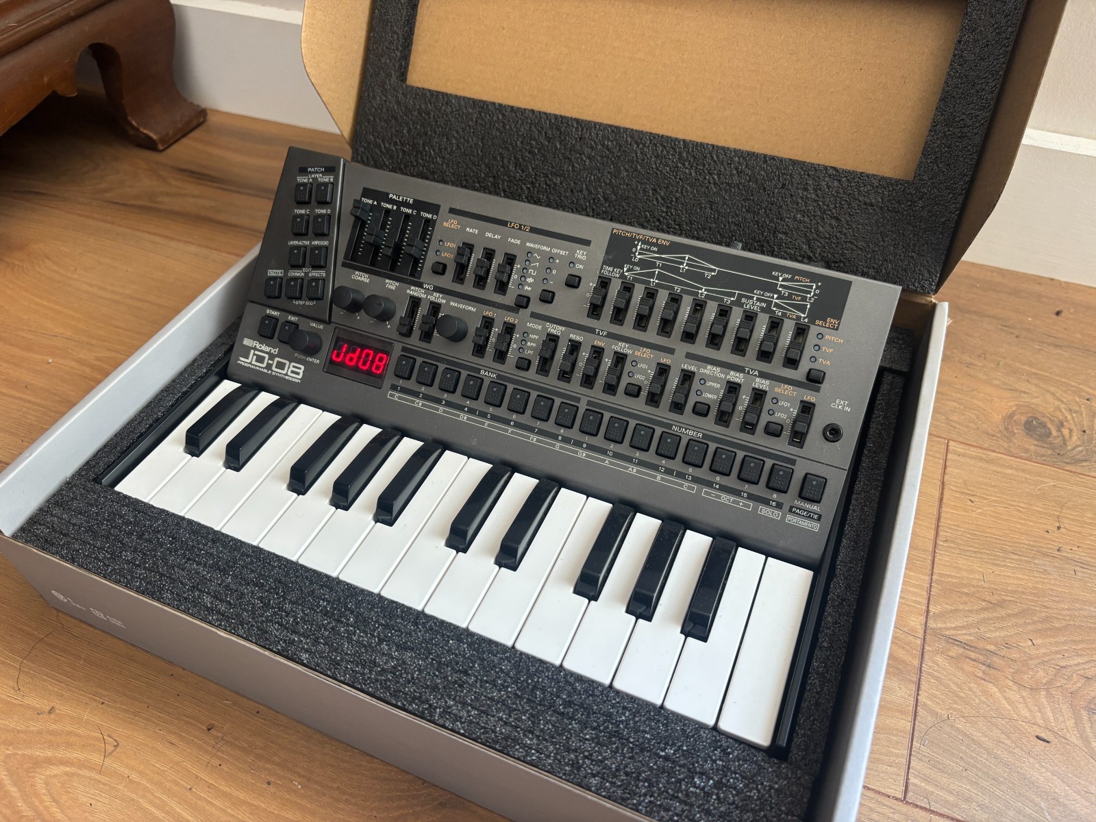 Roland Boutique JD-08 Synthesizer Module with K-25m Keyboard Unit