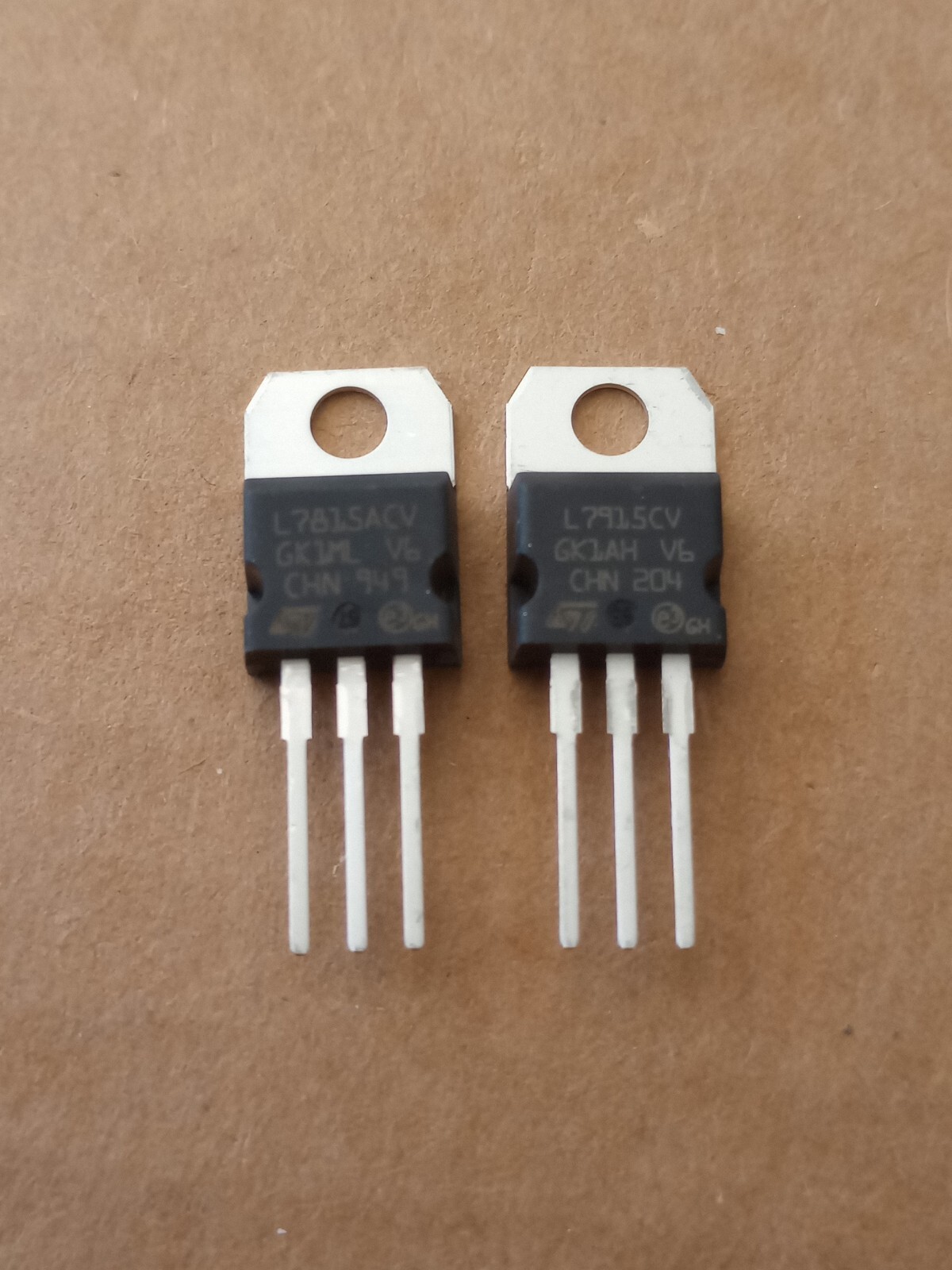 L7815acv. L7915cv