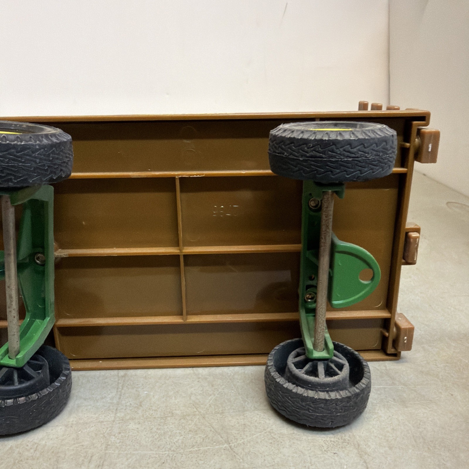 ERTL John Deere Tractor & Trailer 1759 Die Cast / Plastic