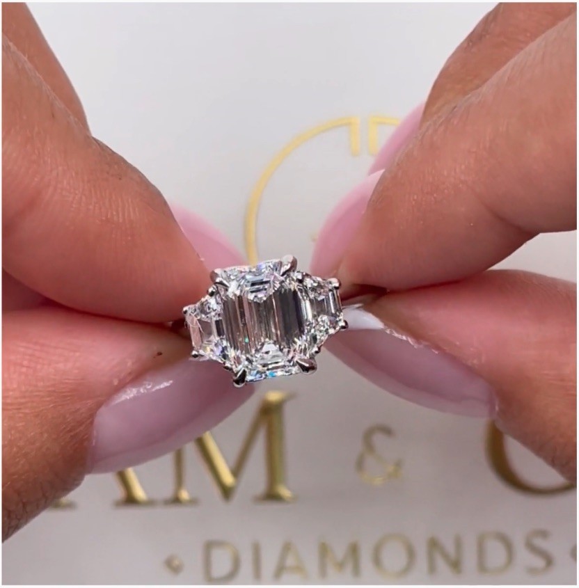 Diamond Emerald Ring VS1 F IGI Certified 2.5Ct Labcreated 18K White Gold 3 Stone