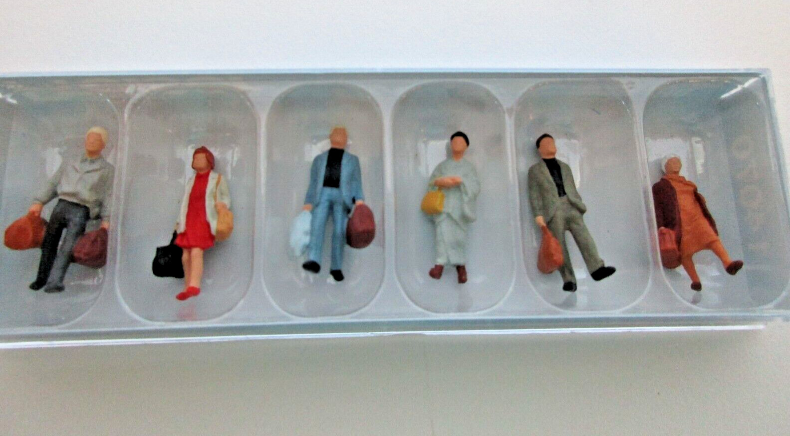 Preiser  HO - Travelers with Luggage #14070 (NIB)