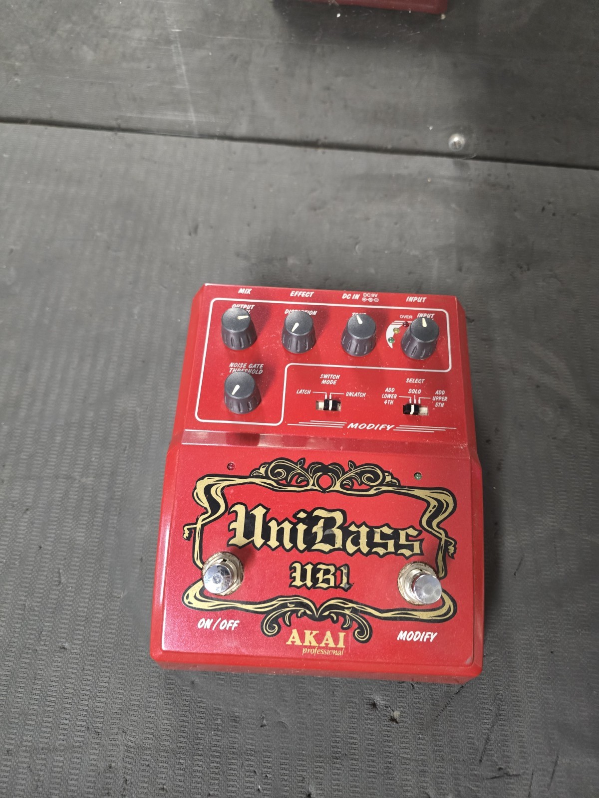 Akai UB1 UniBass Pedal – Harmonized Bass Distortion