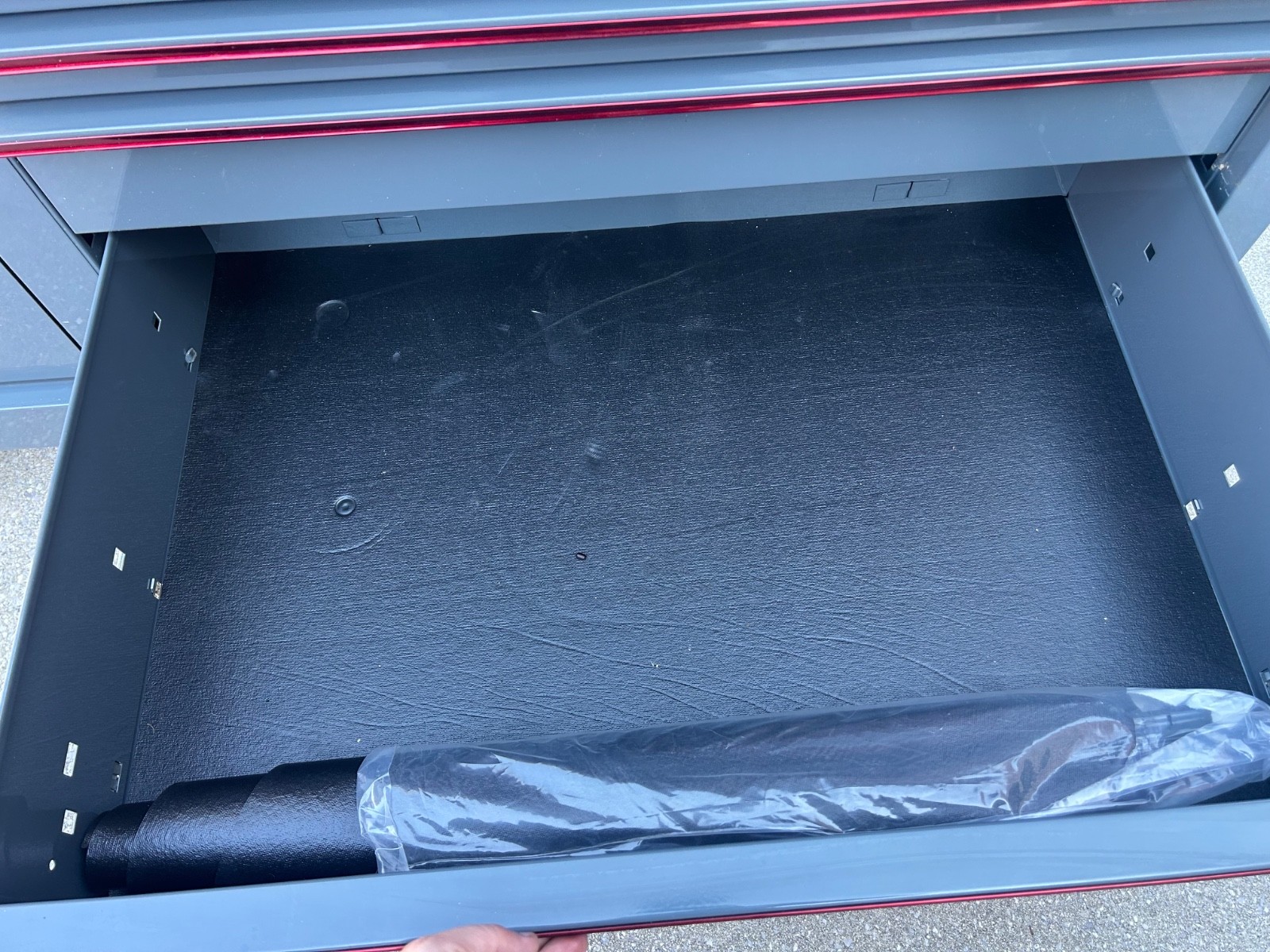 snap on tool box 55” has a small dent on the side It has a workbench power drawe