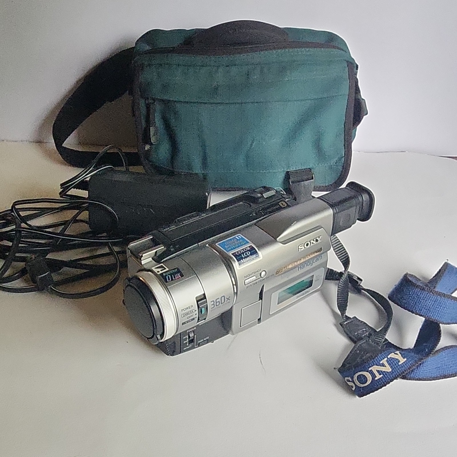 Sony Handycam DCR-TRV103 Digital8 Camcorder 20x Zoom Night Vision w/ Accessories