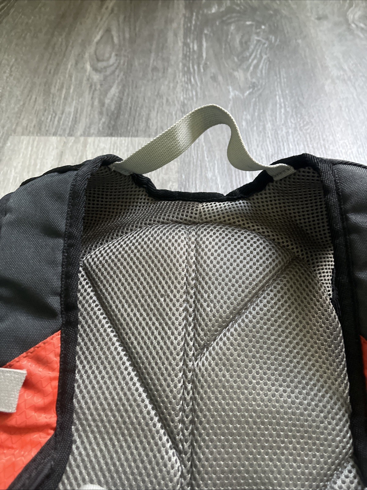 Bass Pro Shops XPS 2 L 68 Oz Rip-Stop Hydration Backpack + Bladder ORANGE BLACK