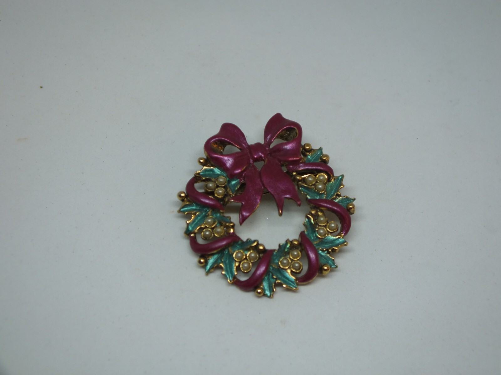 Beautiful Brooch Pin Gold Tone Christmas Wreath Enamel Faux Pearls 1 1/2"