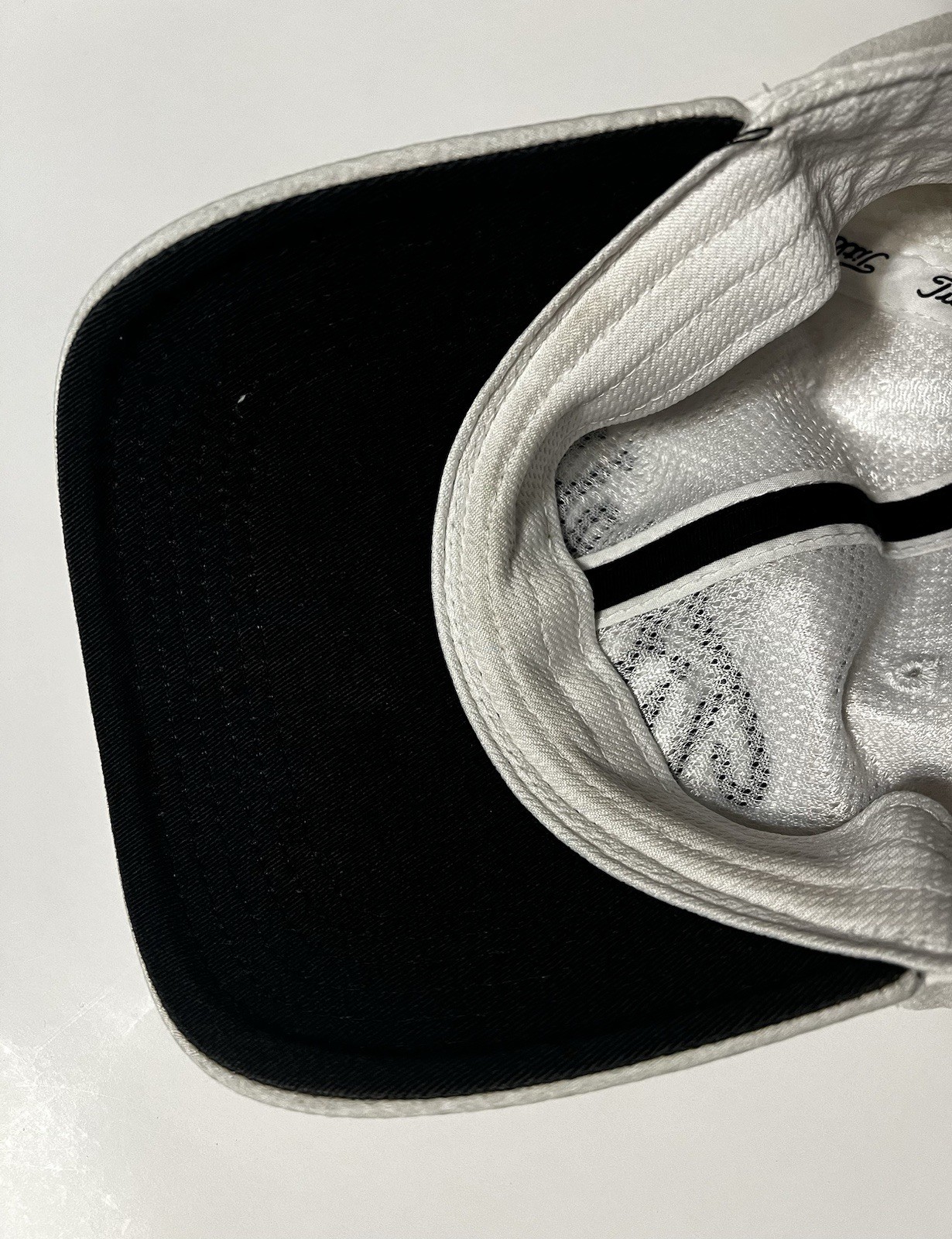 Titilist Men’s Golf Hat White With Black Embroidered Logo